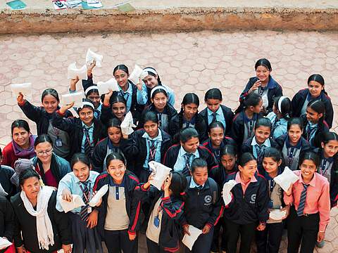 verteilung-menstruationsbinden-ganesh-nepalhilfe-spenden.jpg
