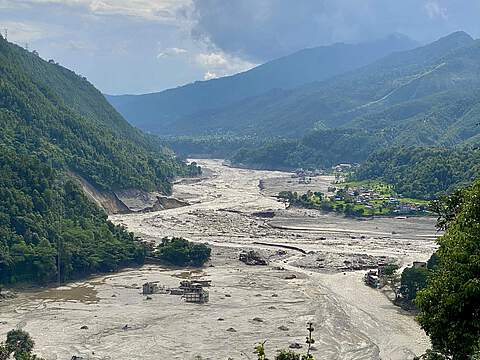 sturzflut-himalaya-nothilfe-fluss-ganesh-nepalhilfe.jpg